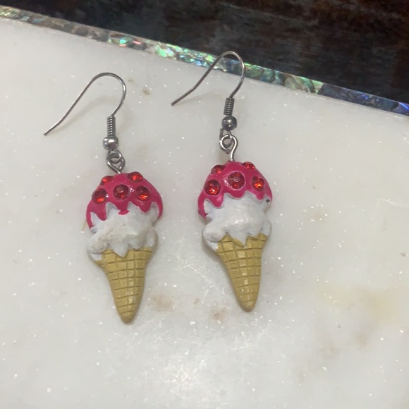 Claires summer novelty pink ice cream cone lightweight earrings - Picture 4 of 8